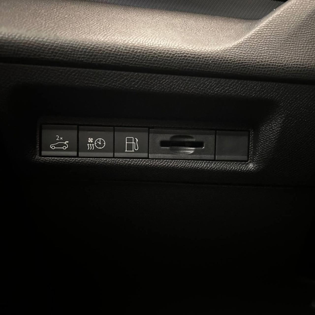 PEUGEOT 408 Plug-in Hybrid 225 e-EAT8 GT - 34
