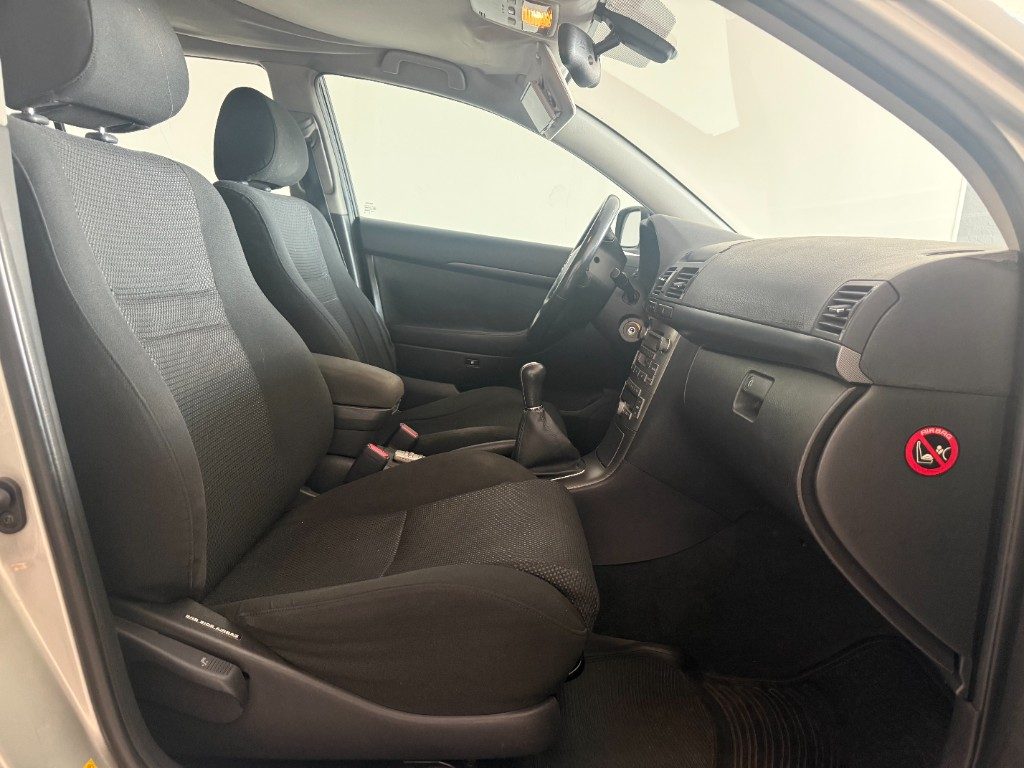 TOYOTA Avensis 1.8i 16V cat Station Wagon Euro - 19