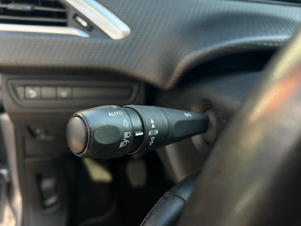 PEUGEOT 208 BlueHDi 100 S&S 5P Signature - 14