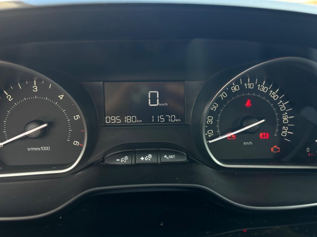 PEUGEOT 208 BlueHDi 100 S&S 5P Signature - 18