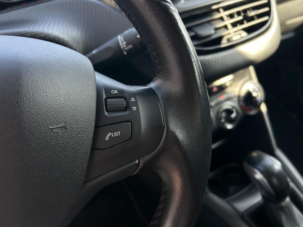 PEUGEOT 208 BlueHDi 100 S&S 5P Signature - 21