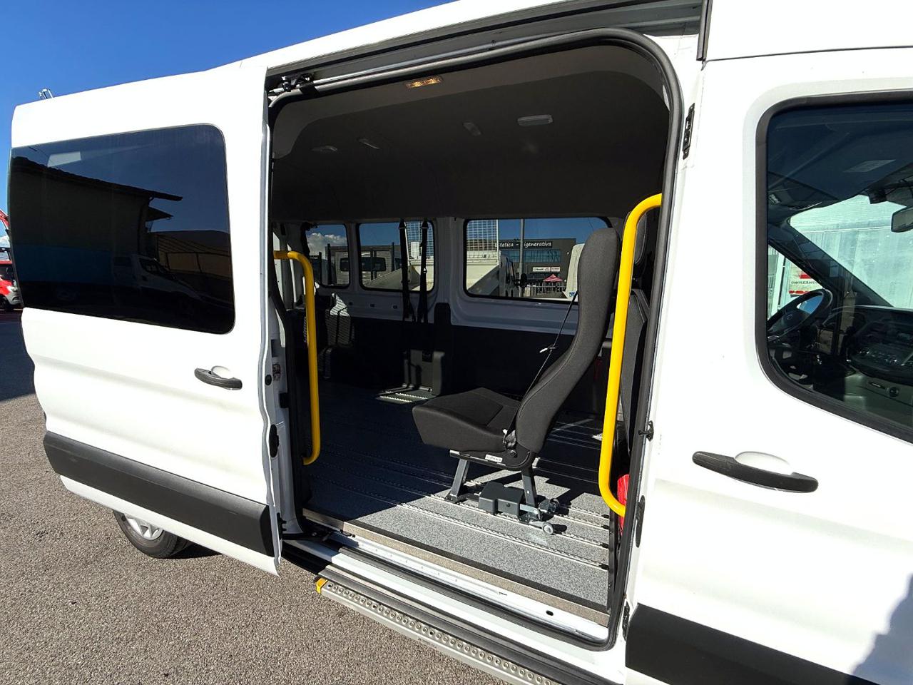 FORD TRANSIT TRASPORTO PERSONE CON DISABILITA - 10