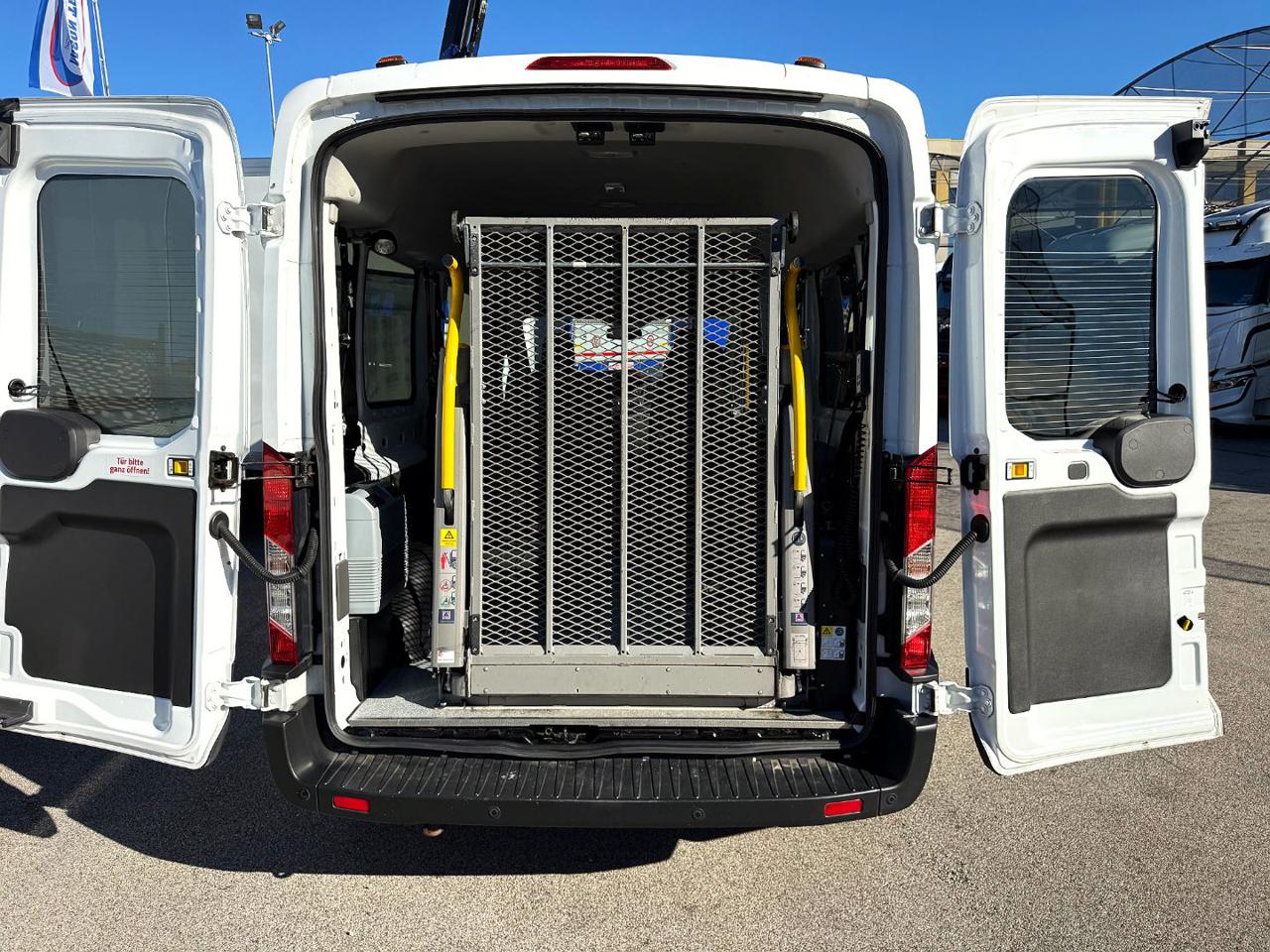 FORD TRANSIT TRASPORTO PERSONE CON DISABILITA - 11