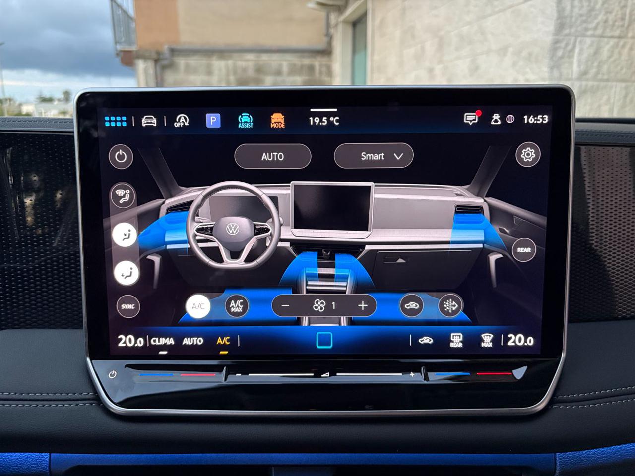 VOLKSWAGEN Tiguan 2.0 TDI 150 CV DSG Life CERCHI 18-RETROCAMERA - 29