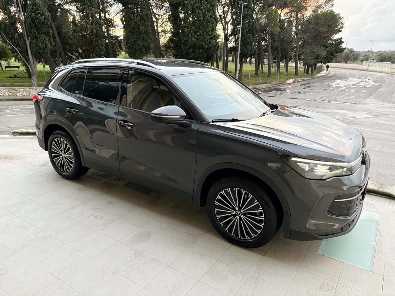 VOLKSWAGEN Tiguan 2.0 TDI 150 CV DSG Life CERCHI 18-RETROCAMERA - 3