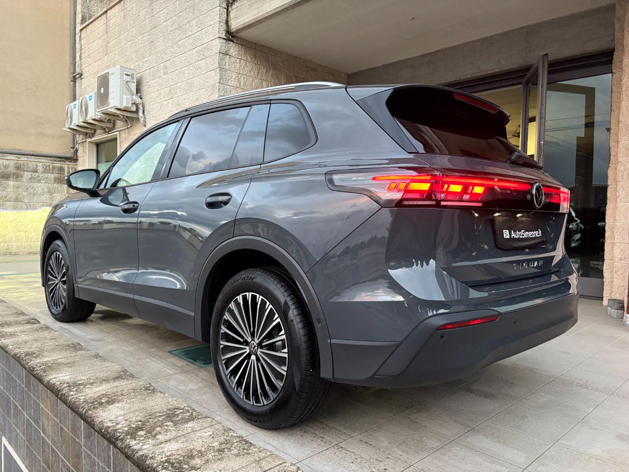 VOLKSWAGEN Tiguan 2.0 TDI 150 CV DSG Life CERCHI 18-RETROCAMERA - 7