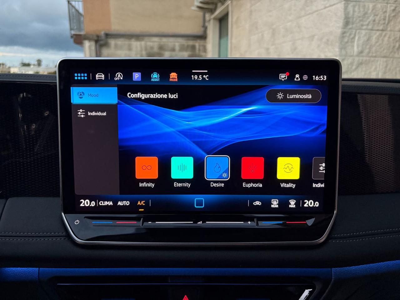 VOLKSWAGEN Tiguan 2.0 TDI 150 CV DSG Life CERCHI 18-RETROCAMERA - 28