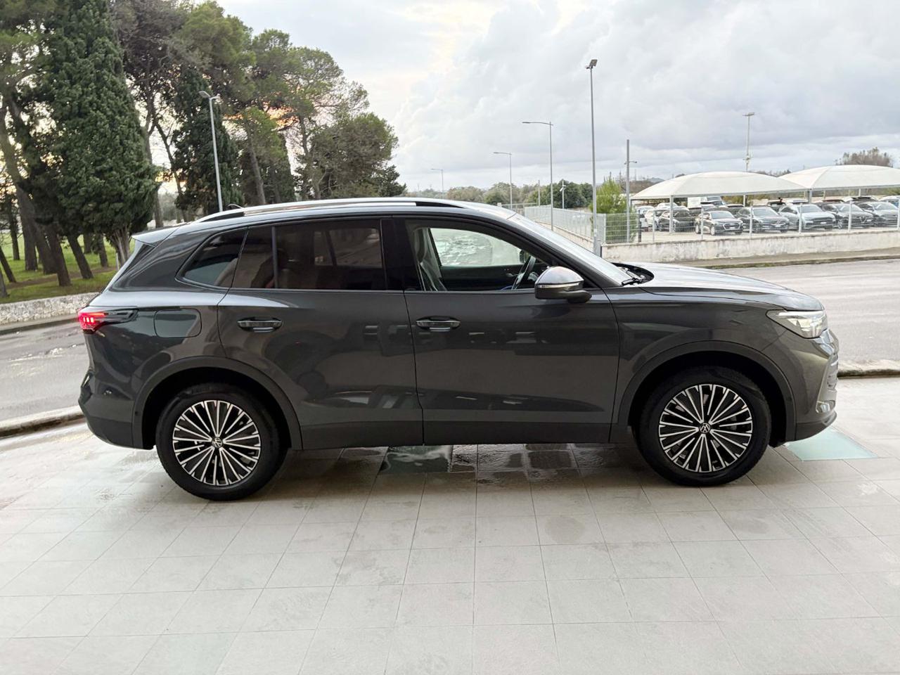 VOLKSWAGEN Tiguan 2.0 TDI 150 CV DSG Life CERCHI 18-RETROCAMERA - 4