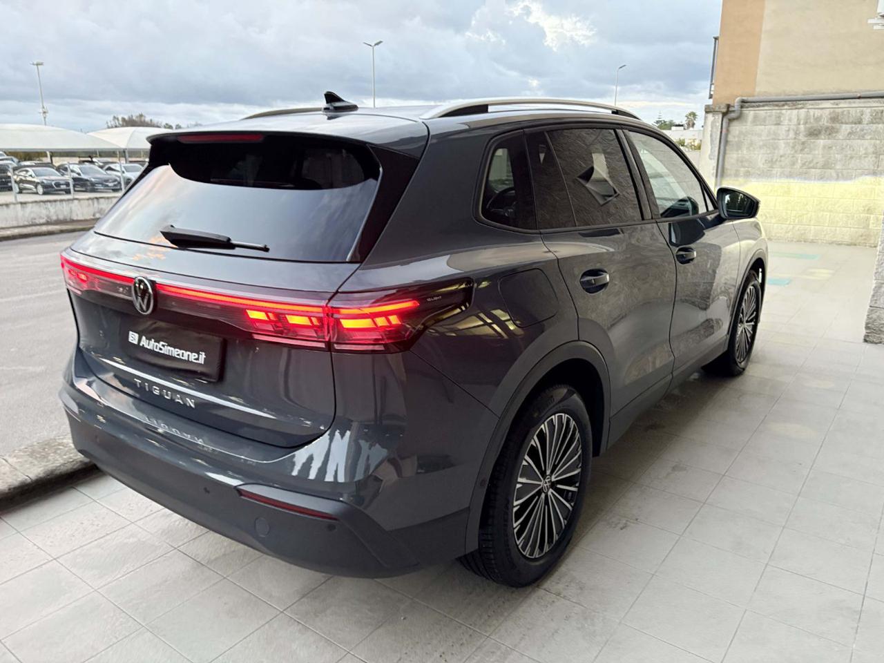 VOLKSWAGEN Tiguan 2.0 TDI 150 CV DSG Life CERCHI 18-RETROCAMERA - 5